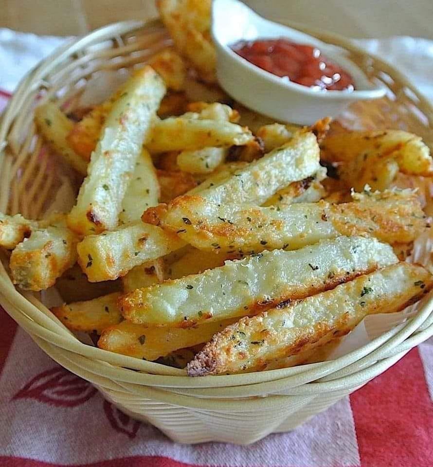 BAKED GARLIC PARMESAN FRIES